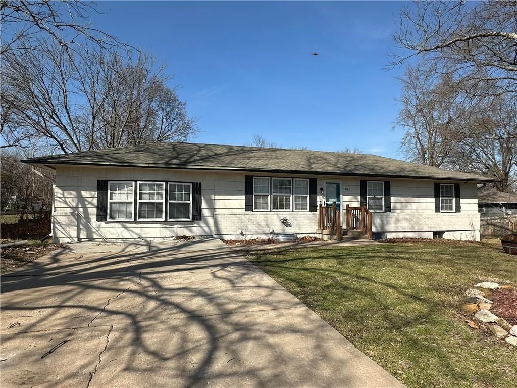 304 E South Street, Harrisonville, MO 64701