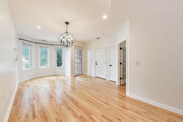 5924 N Milwaukee Avenue 2, Chicago, IL 60646