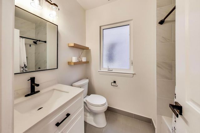 5924 N Milwaukee Avenue 2, Chicago, IL 60646