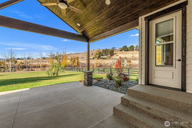 5060 Basin View Drive, Rock Island, WA 98850