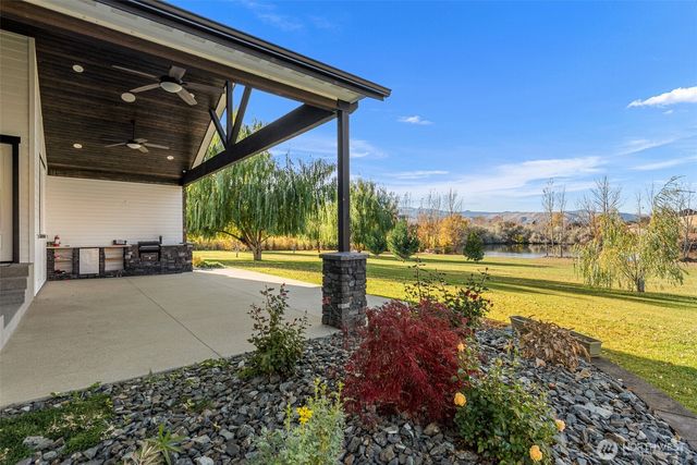 5060 Basin View Drive, Rock Island, WA 98850
