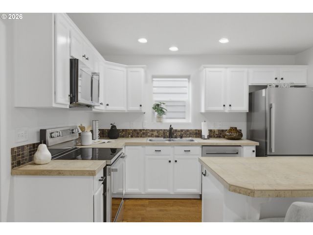 879 Sw WINDROSE Ter, Beaverton, OR 97003