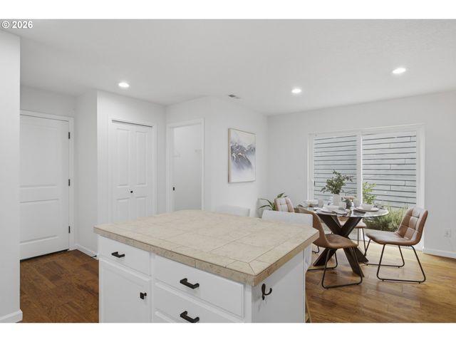 879 Sw WINDROSE Ter, Beaverton, OR 97003