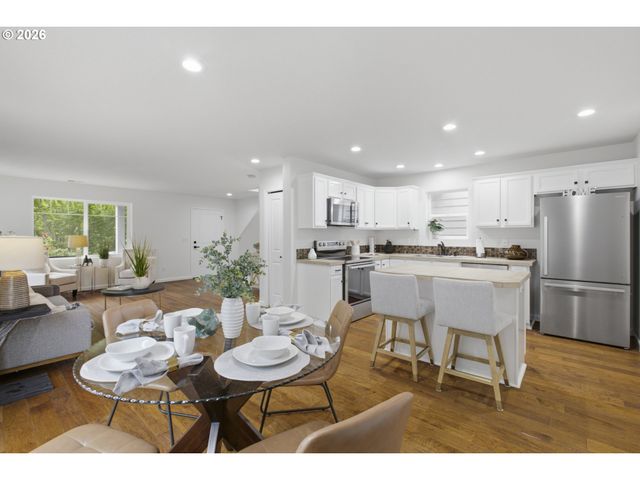 879 Sw WINDROSE Ter, Beaverton, OR 97003