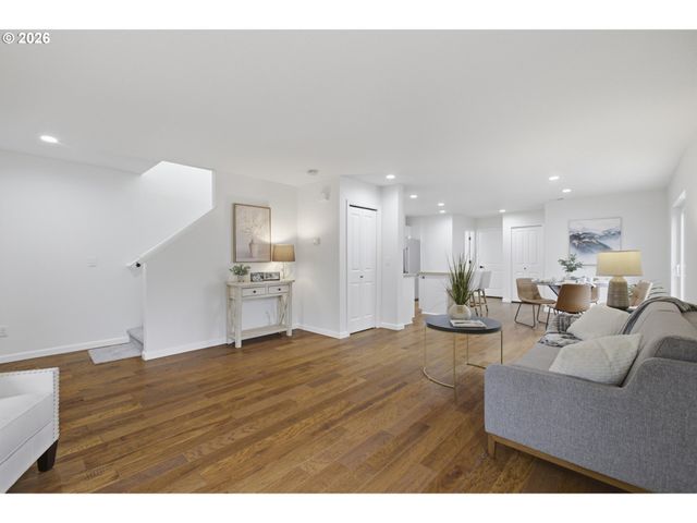879 Sw WINDROSE Ter, Beaverton, OR 97003
