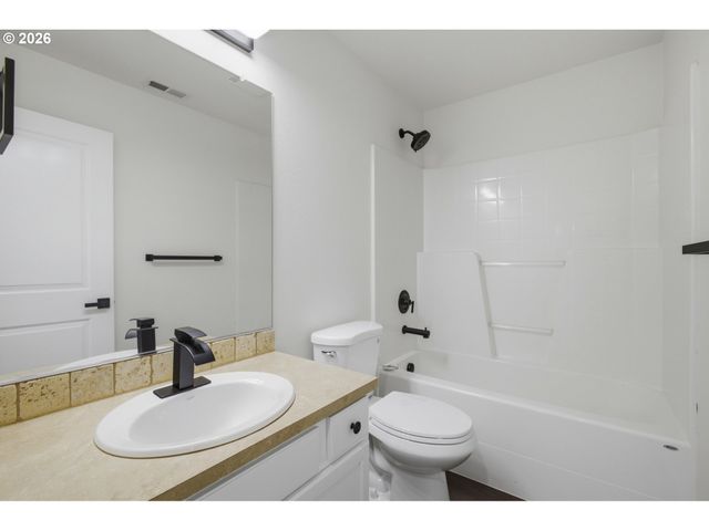 879 Sw WINDROSE Ter, Beaverton, OR 97003