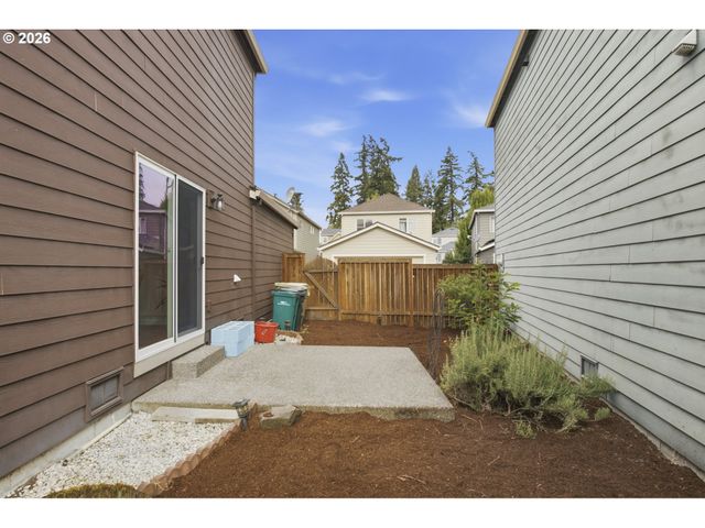 879 Sw WINDROSE Ter, Beaverton, OR 97003