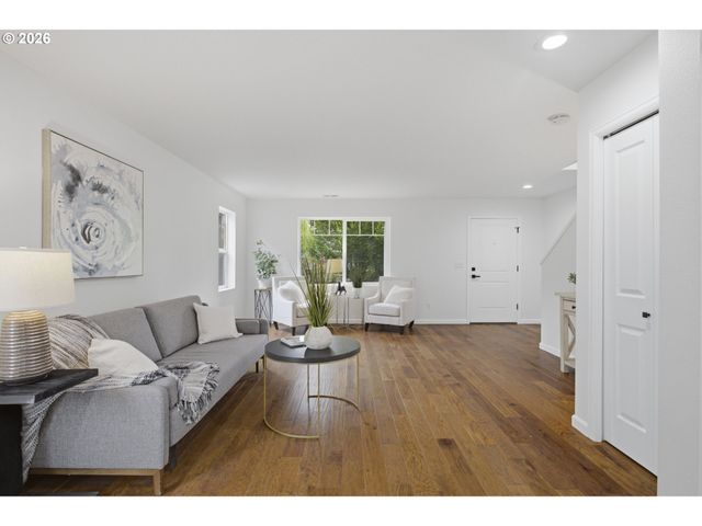 879 Sw WINDROSE Ter, Beaverton, OR 97003