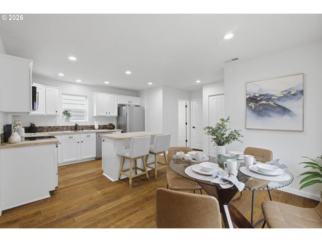 879 Sw WINDROSE Ter, Beaverton, OR 97003