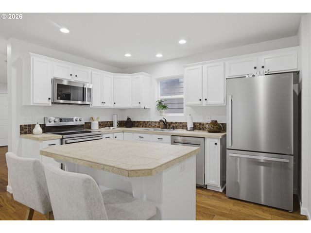 879 Sw WINDROSE Ter, Beaverton, OR 97003