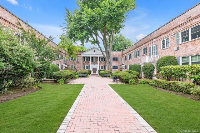 43 N Forest Avenue C-23, Rockville Centre, NY 11570