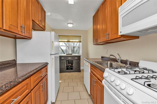 43 N Forest Avenue C-23, Rockville Centre, NY 11570