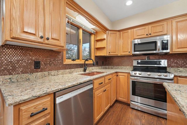 15221 Crestview Lane, Minnetonka, MN 55345