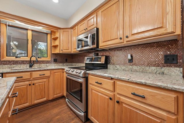 15221 Crestview Lane, Minnetonka, MN 55345