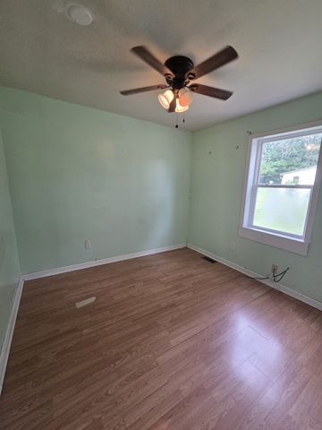 848 N Hurricane Creek Rd, Mc Ewen, TN 37101