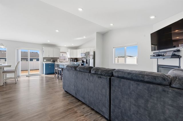 3213 14TH ST NW NW, Minot, ND 58703