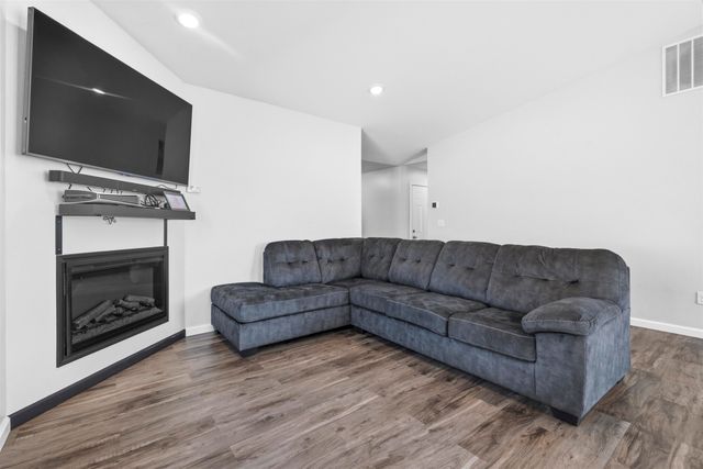 3213 14TH ST NW NW, Minot, ND 58703
