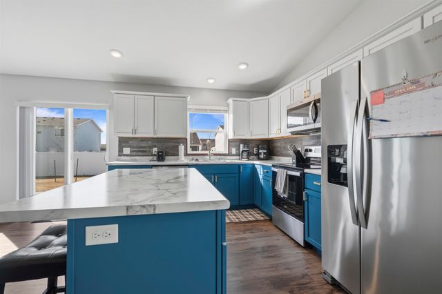 3213 14TH ST NW NW, Minot, ND 58703