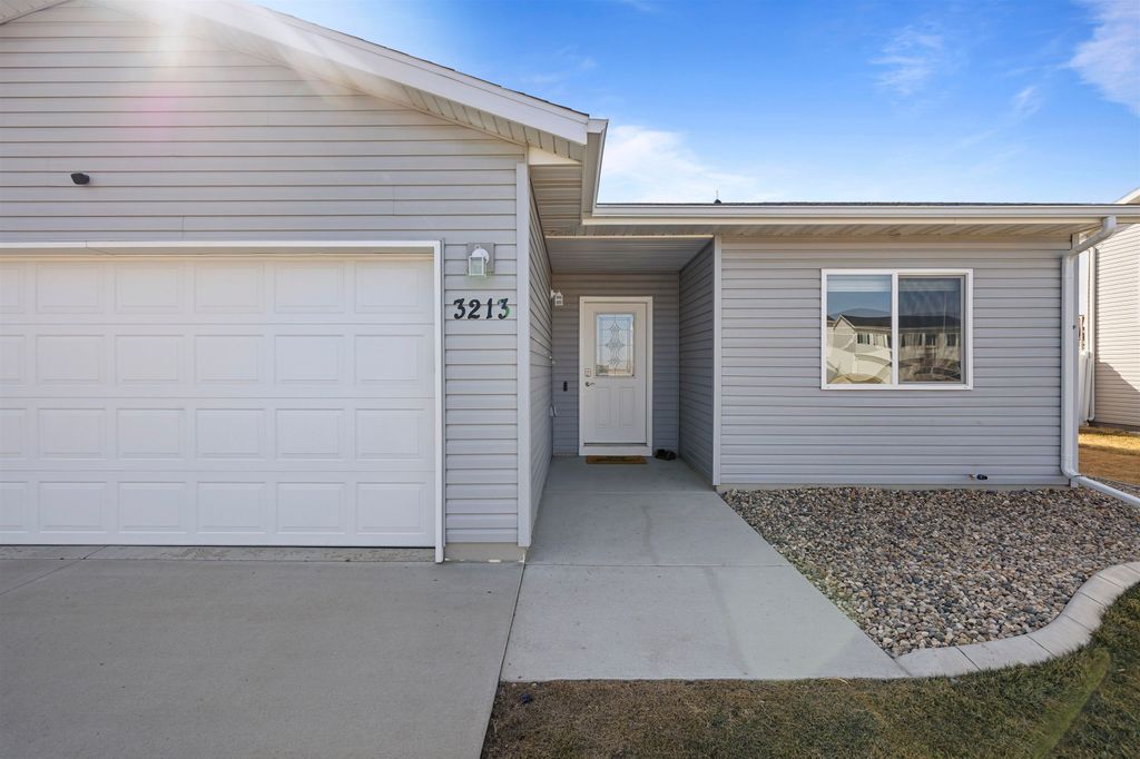 3213 14TH ST NW NW, Minot, ND 58703