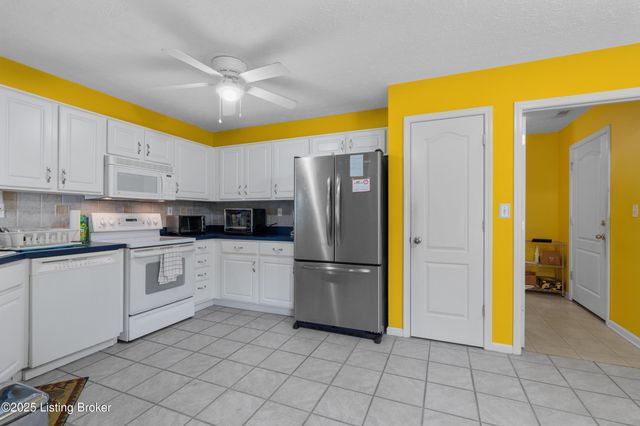 9223 Hawthorne Pointe Dr, Louisville, KY 40272