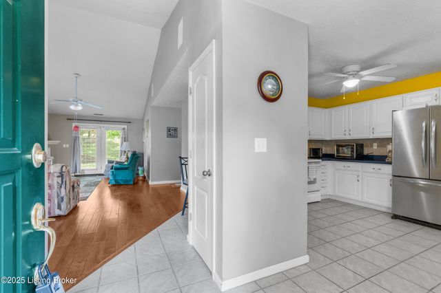 9223 Hawthorne Pointe Dr, Louisville, KY 40272