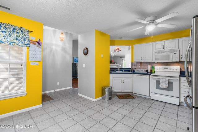 9223 Hawthorne Pointe Dr, Louisville, KY 40272