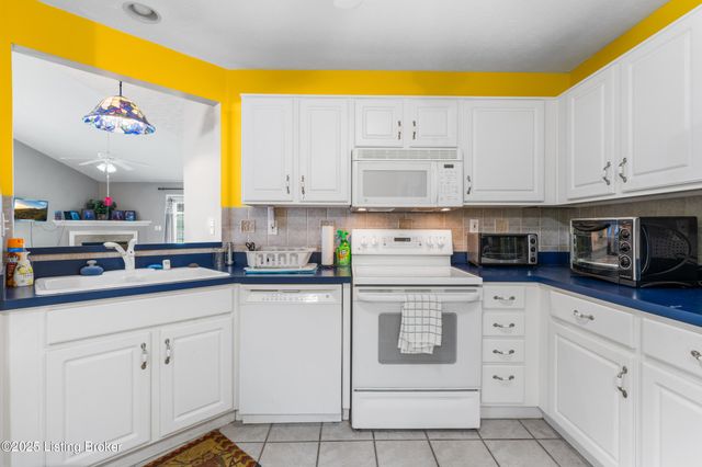 9223 Hawthorne Pointe Dr, Louisville, KY 40272