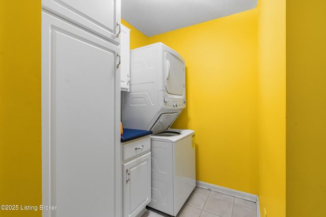 9223 Hawthorne Pointe Dr, Louisville, KY 40272