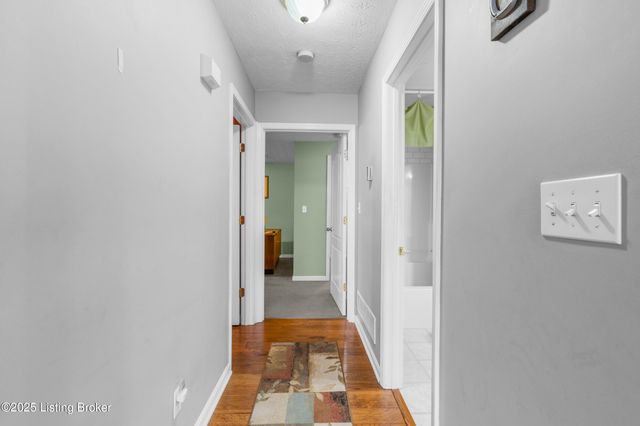 9223 Hawthorne Pointe Dr, Louisville, KY 40272