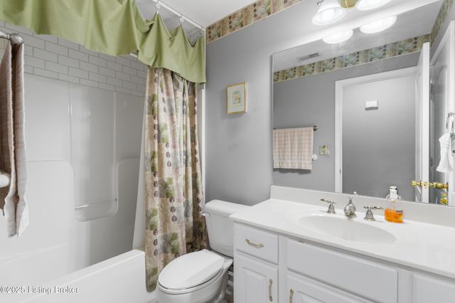 9223 Hawthorne Pointe Dr, Louisville, KY 40272