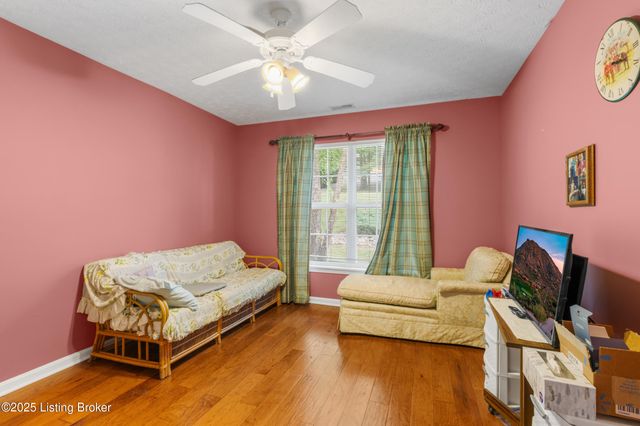 9223 Hawthorne Pointe Dr, Louisville, KY 40272