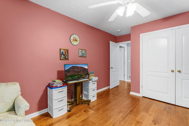 9223 Hawthorne Pointe Dr, Louisville, KY 40272