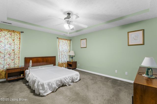 9223 Hawthorne Pointe Dr, Louisville, KY 40272