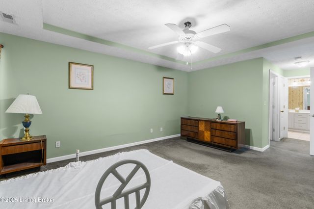 9223 Hawthorne Pointe Dr, Louisville, KY 40272