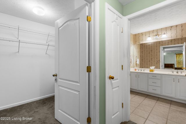 9223 Hawthorne Pointe Dr, Louisville, KY 40272