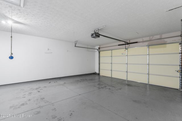 9223 Hawthorne Pointe Dr, Louisville, KY 40272