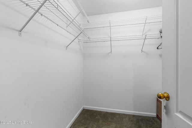 9223 Hawthorne Pointe Dr, Louisville, KY 40272