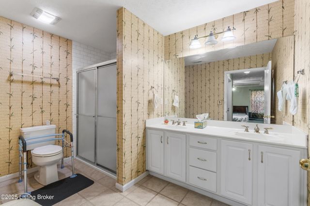 9223 Hawthorne Pointe Dr, Louisville, KY 40272