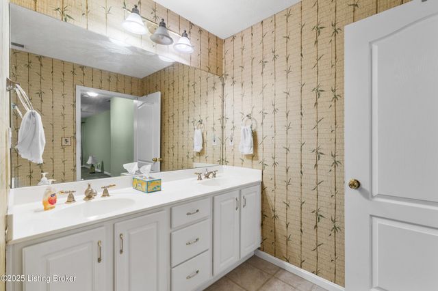 9223 Hawthorne Pointe Dr, Louisville, KY 40272