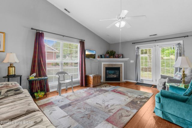 9223 Hawthorne Pointe Dr, Louisville, KY 40272