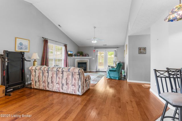 9223 Hawthorne Pointe Dr, Louisville, KY 40272