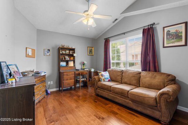 9223 Hawthorne Pointe Dr, Louisville, KY 40272