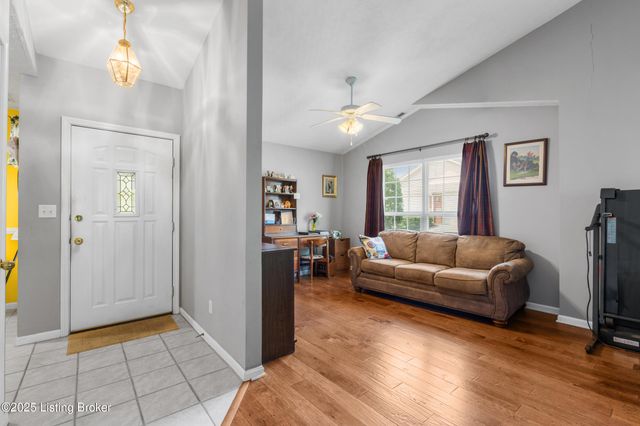 9223 Hawthorne Pointe Dr, Louisville, KY 40272