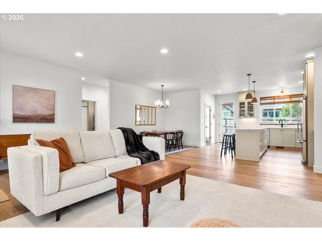 1305 UFF DA St, Silverton, OR 97381