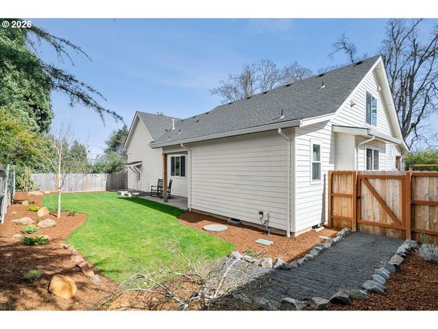 1305 UFF DA St, Silverton, OR 97381