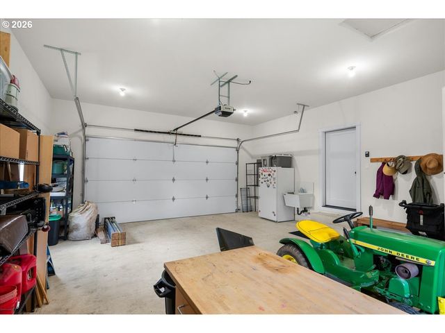 1305 UFF DA St, Silverton, OR 97381