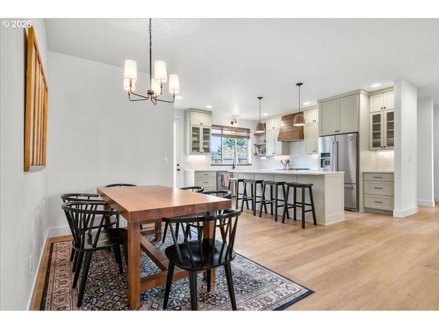 1305 UFF DA St, Silverton, OR 97381