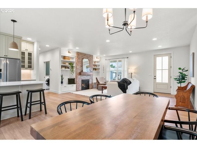 1305 UFF DA St, Silverton, OR 97381