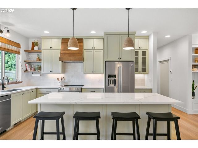 1305 UFF DA St, Silverton, OR 97381