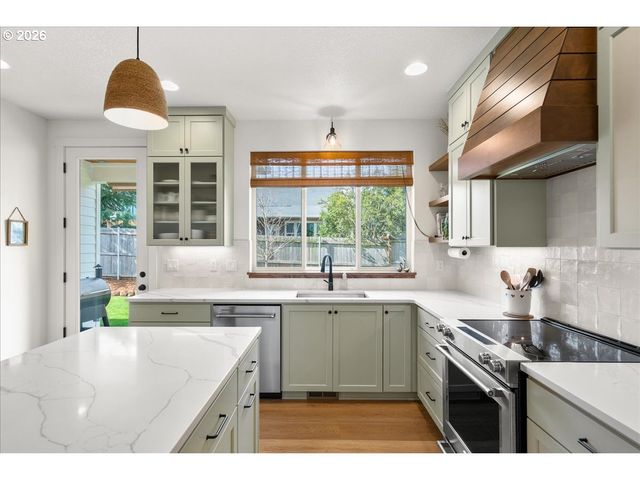 1305 UFF DA St, Silverton, OR 97381